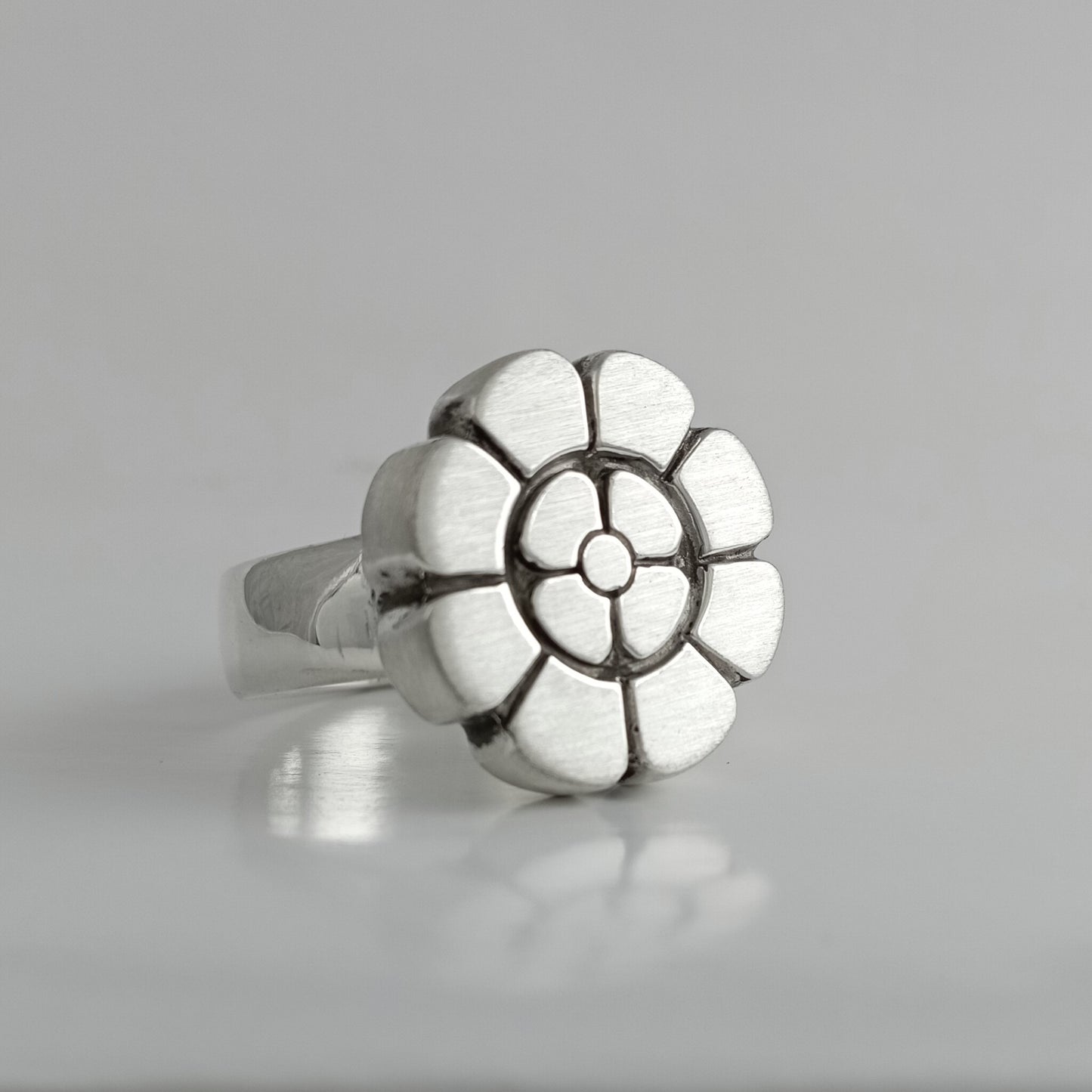 zilver zegelring bloem geborsteld