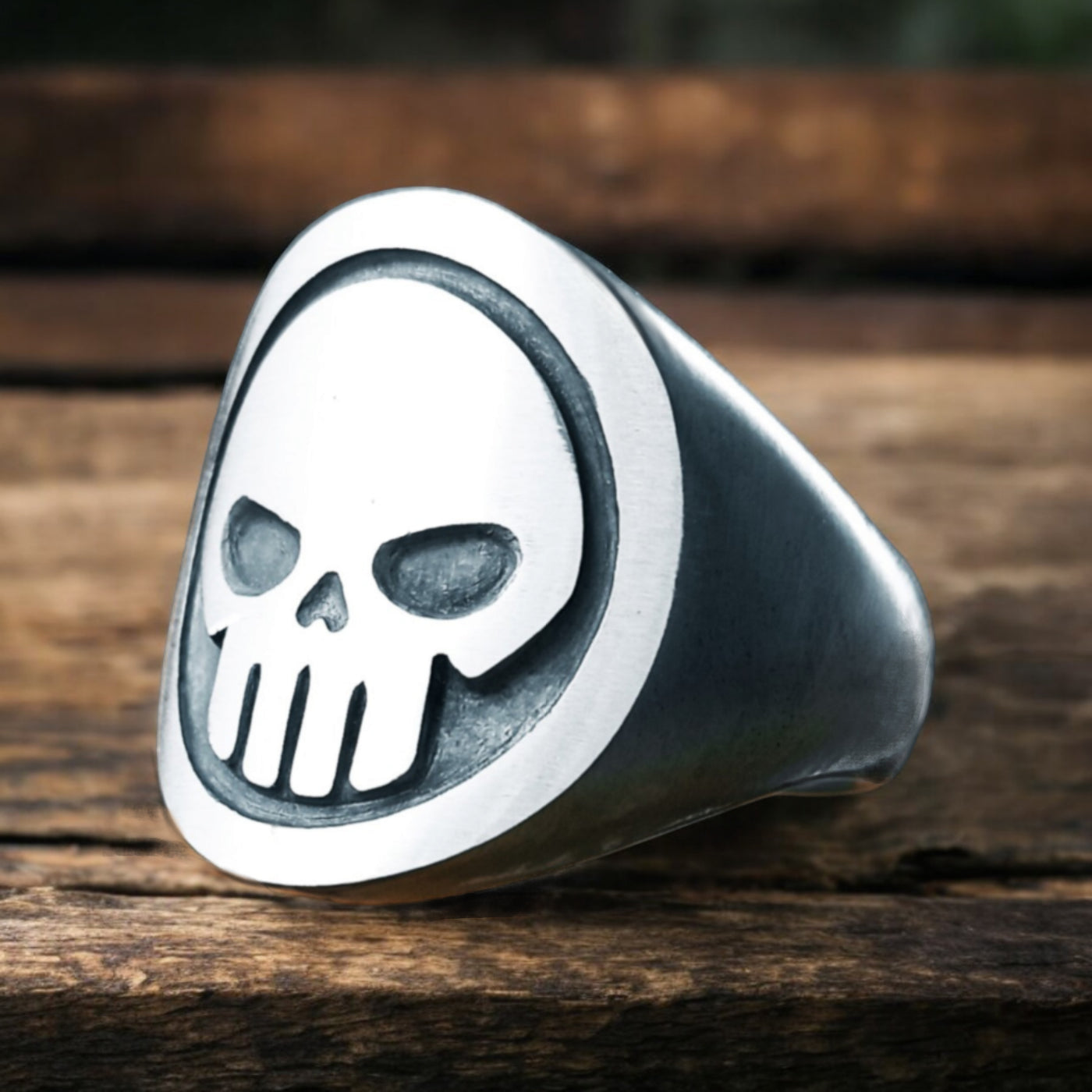 Stamm Hardware – Totenkopfring – gebürstet mit schwarzem Silber