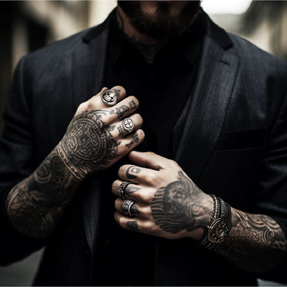 man tattoos zilveren ringen